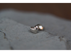 Серебряная серьга - пусета с объемным сердечком
